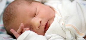 Чому у немовлят можуть бути великі голови: коментар лікаря