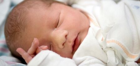 Чому у немовлят можуть бути великі голови: коментар лікаря