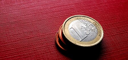 Як залучити гроші: правильно покласти монету під килимок