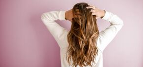 В чому користь рицинової олії для волосся: кому підходить і як доглядати