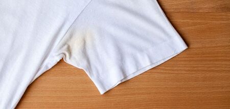 Как вывести дезодорант из футболки