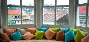 Как декоративные подушки меняют внешний вид комнаты: каким должен быть их размер, материал и наполнитель
