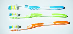 Як використати стару зубну щітку: три корисні лайфхаки