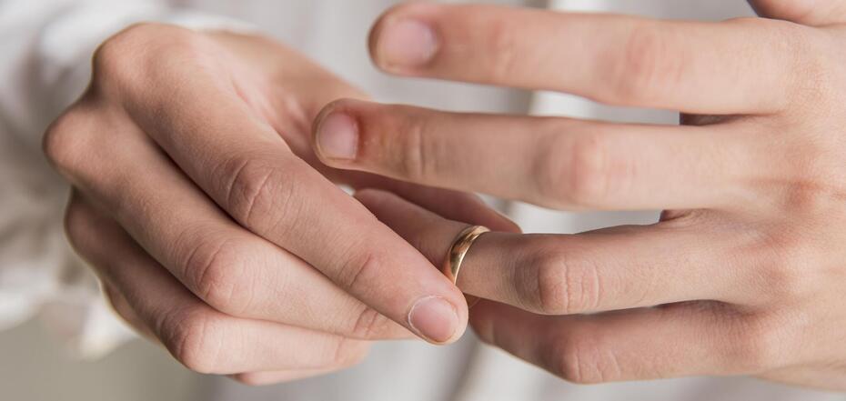 Способы снять кольцо, застрявшее на пальце