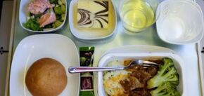 Стюардесса объяснила, почему не стоит ожидать от еды в самолете слишком много