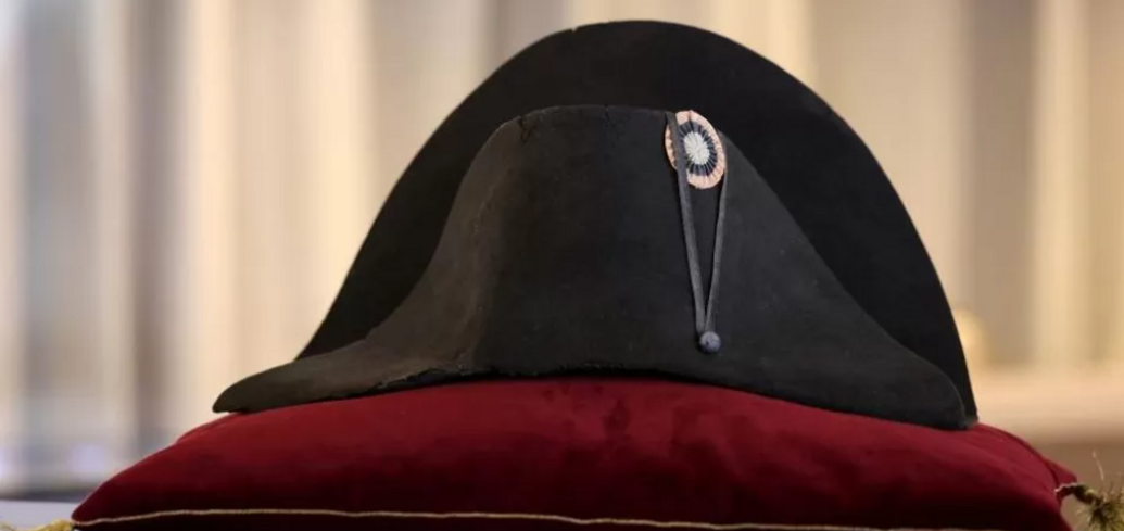 В Париже на аукционе продали шляпу Наполеона