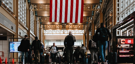 Названы аэропорты США, где чаще и реже случаются задержки во время зимних праздников