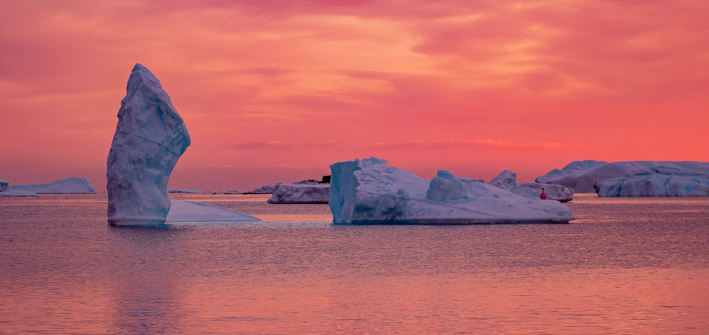 Антарктида вдруг стала марунового цвета.
