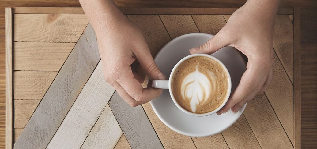Способи відмити плями від кави з чашки
