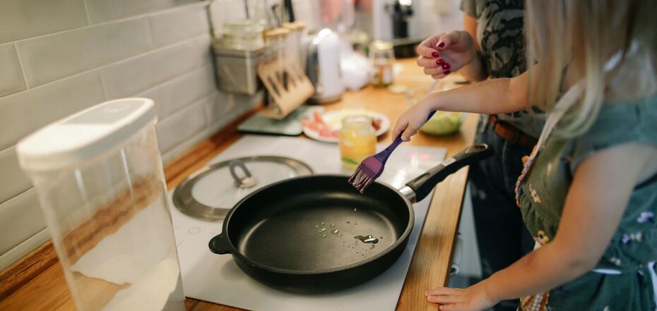Как сохранить качество покрытия на сковородках