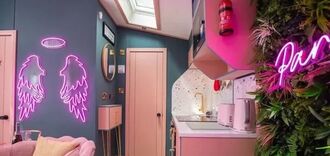 Away Resorts предлагает поклонникам Барби отдых в розовых домах, с бассейнами и фотосессиями 
