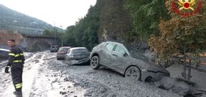 Кучи грязи и мусора: городок в Италии затопил грязевой 'цунами'. Фото