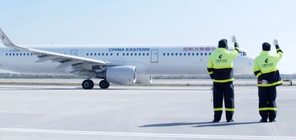 Жахливий момент потрапив на відео: двигун літака China Eastern Airlines вийшов з ладу в польоті