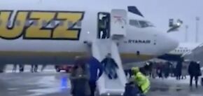 Пассажиров Ryanair Buzz эвакуировали из-за задымления в салоне. Видео