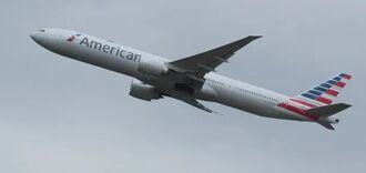 Иск против American Airlines: семья 14-летней девочки обвинила бортпроводника в размещении камеры в туалете