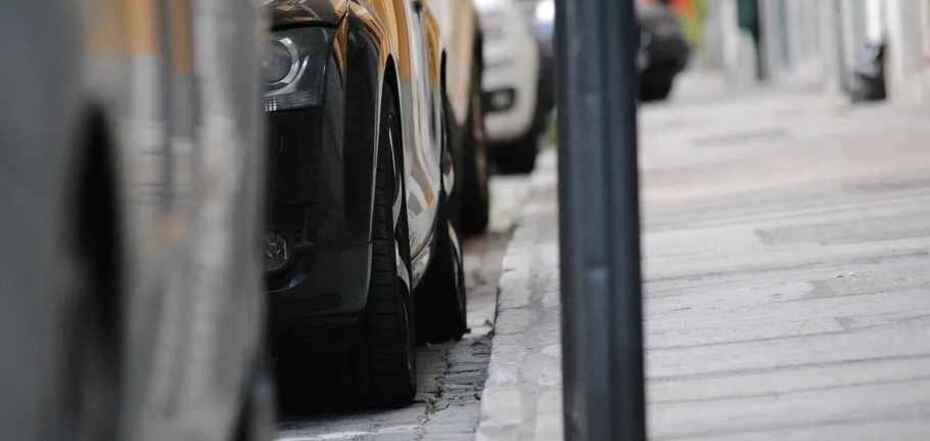 Новый закон может ограничить 'неприятности' парковки на тротуаре в Шотландии