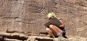 В США археологи обнаружили огромные спирали, вырезанные на скалах. Фото