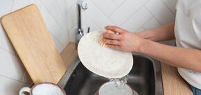 Как отмыть жир с посуды в холодной воде: три натуральных средства