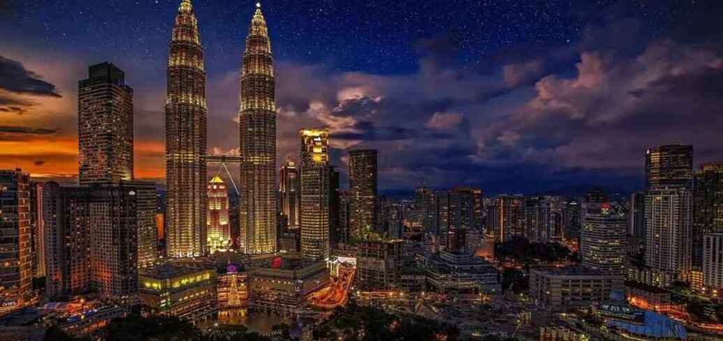 Нові туристичні обмеження: у Малайзії туристи матимуть заповнити форму прибуття по приїзду