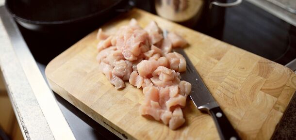 Вкусно и рискованно: блоггер попробовал и оценил куриное сашими в Азии