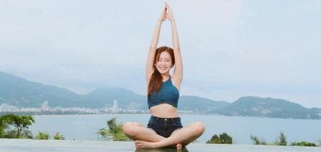 Пози йоги, які допоможуть позбутися болю в куприку: 5 простих вправ