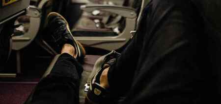 Бортпроводник назвал распространенную привычку пассажиров, которая может быть травматической, и ответил, этически ли снимать обувь
