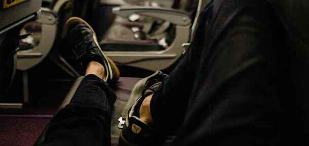 Бортпроводник назвал распространенную привычку пассажиров, которая может быть травматической, и ответил, этически ли снимать обувь