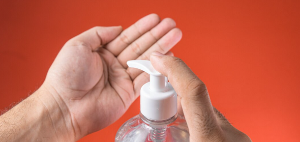 Необычные способы использования антисептика для рук в быту: 5 полезных советов