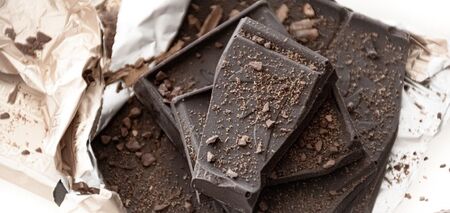 Чому чорний шоколад гіркий: лікарка розповіла про його користь