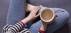 Как убрать пятно от кофе на диване