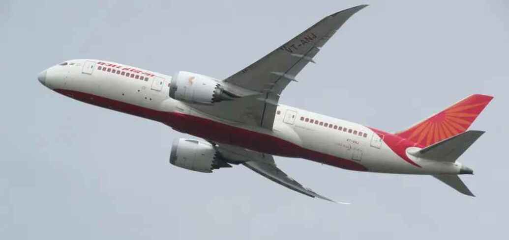В авиакомпании Air India на время тяжелых погодных условий разрешили переносить и отменять рейсы