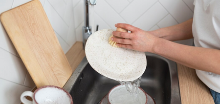 Почему следует избегать мытья посуды в гостях: приметы и суеверия
