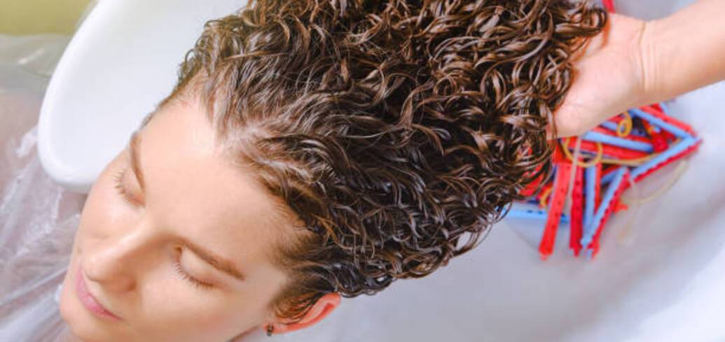 Химическая завивка волос: преимущества и недостатки процедуры