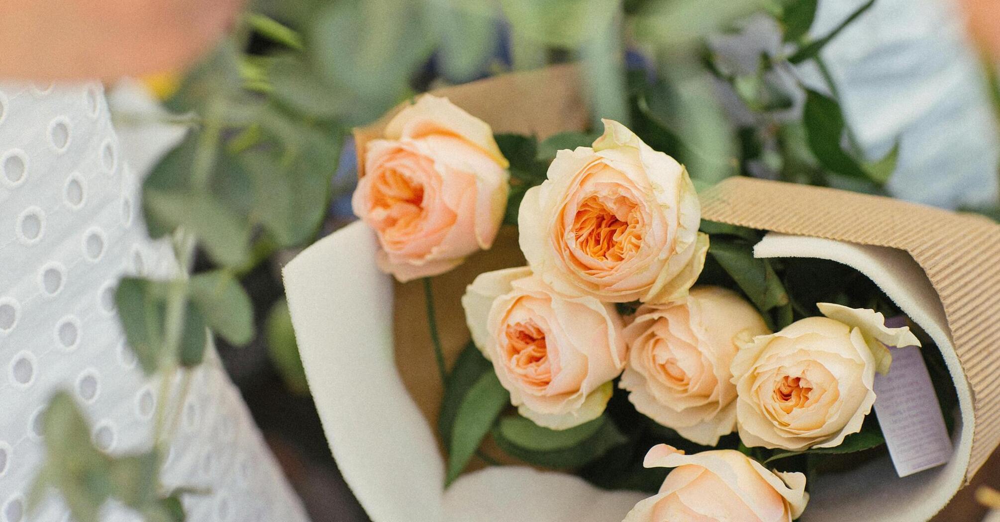Как продлить жизнь букету роз: полезные советы по уходу за цветами