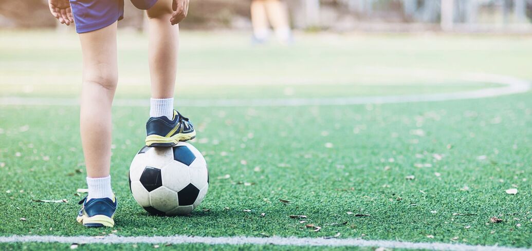 Футбол для дітей: переваги та недоліки цього виду спорту 