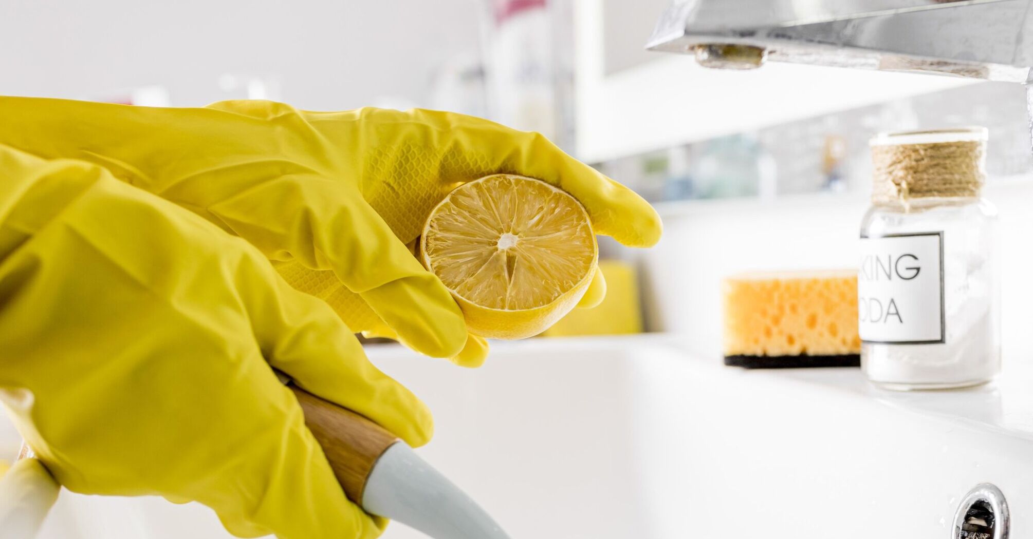 Як доглядати за акриловою ванною: лимонно-сольовий скраб поверне білосніжну чистоту 
