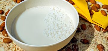 Як легко вдома приготувати горіхове молоко