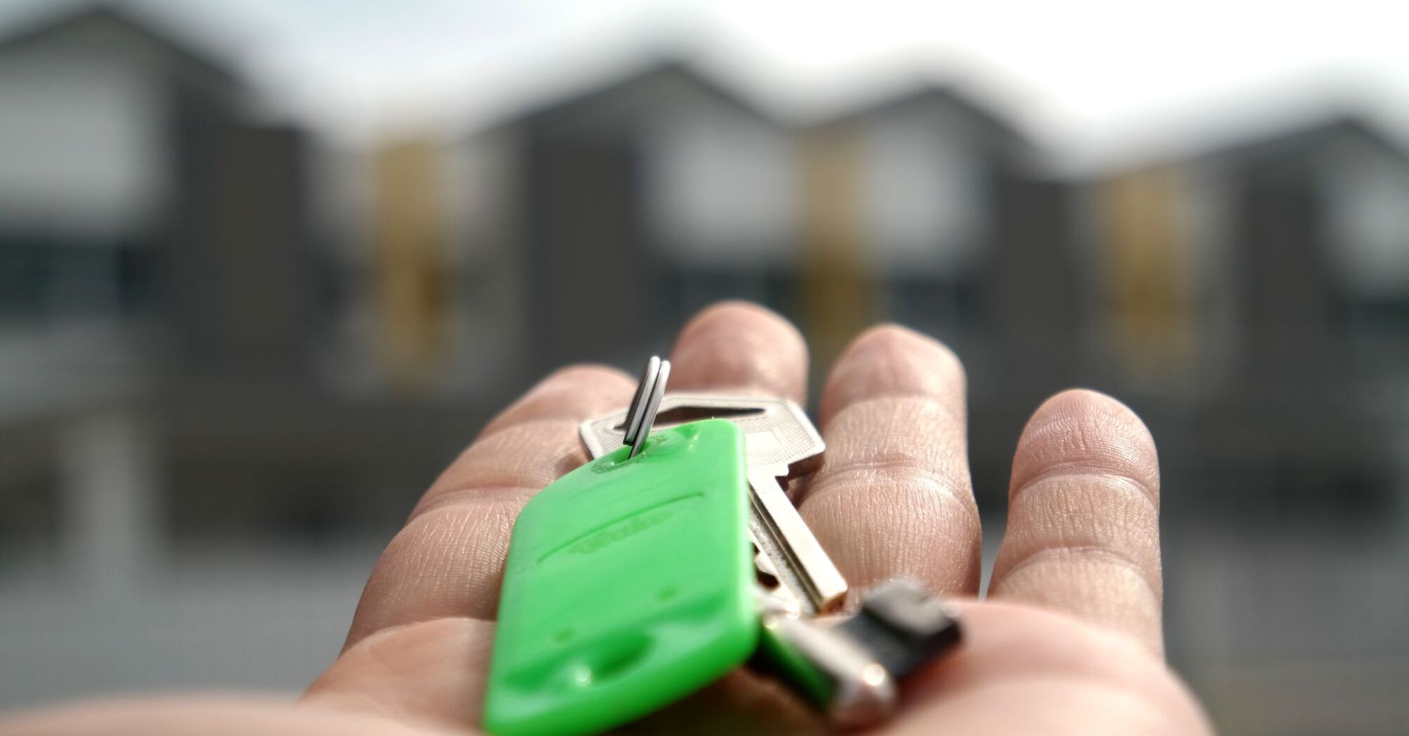 Приватний будинок чи квартира: який варіант нерухомості краще обрати