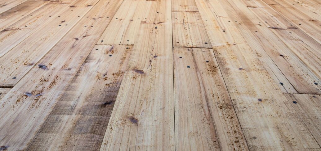 Плюси та мінуси дерев'яних підлог у будинку