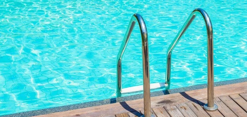 Сильний запах хлору з басейну: причини, та чому слід відмовитись від плавання