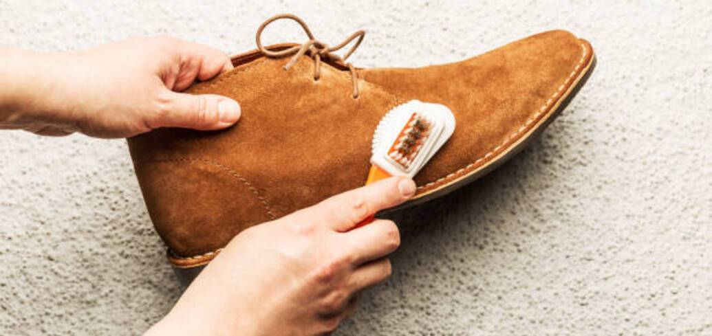 Как без химчистки убрать белые пятна из замшевой обуви: 5 практических советов