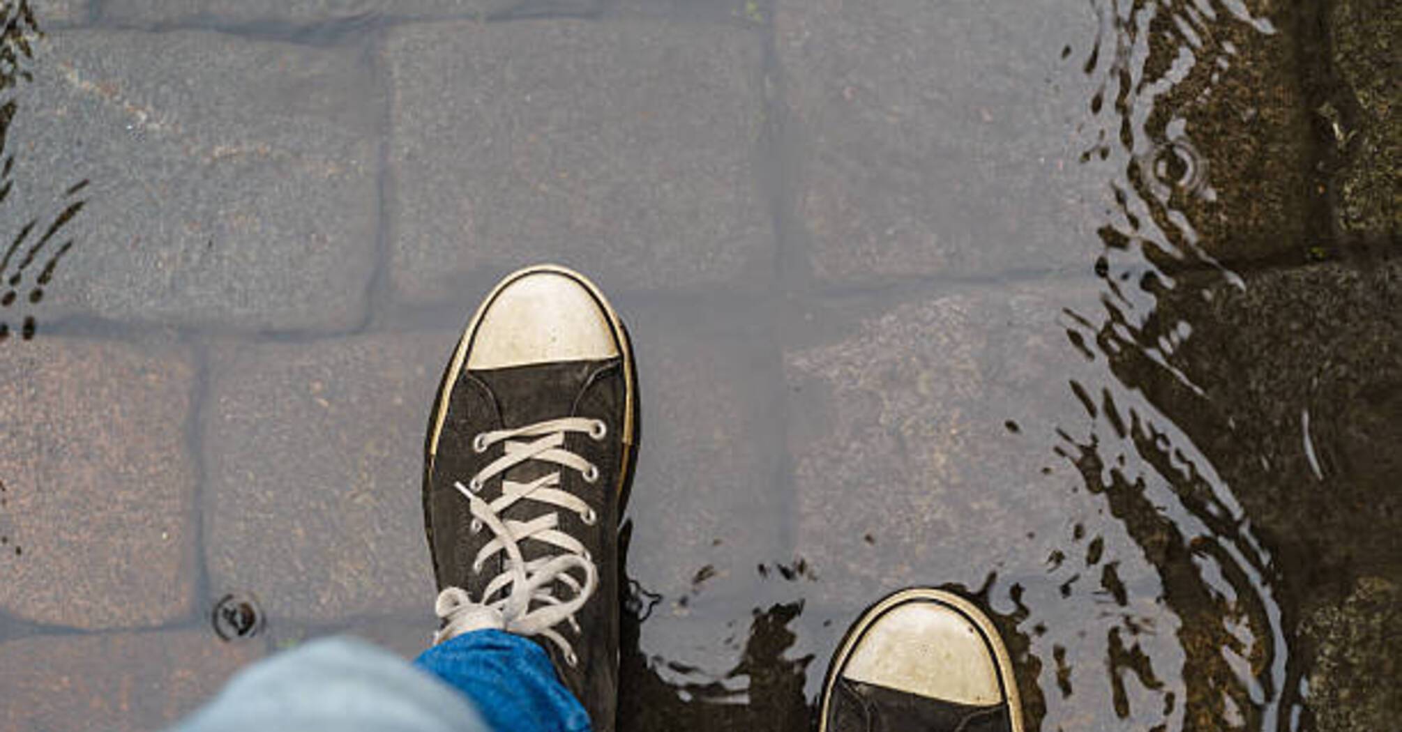 Как быстро высушить обувь после дождя: 3 полезных лайфхака
