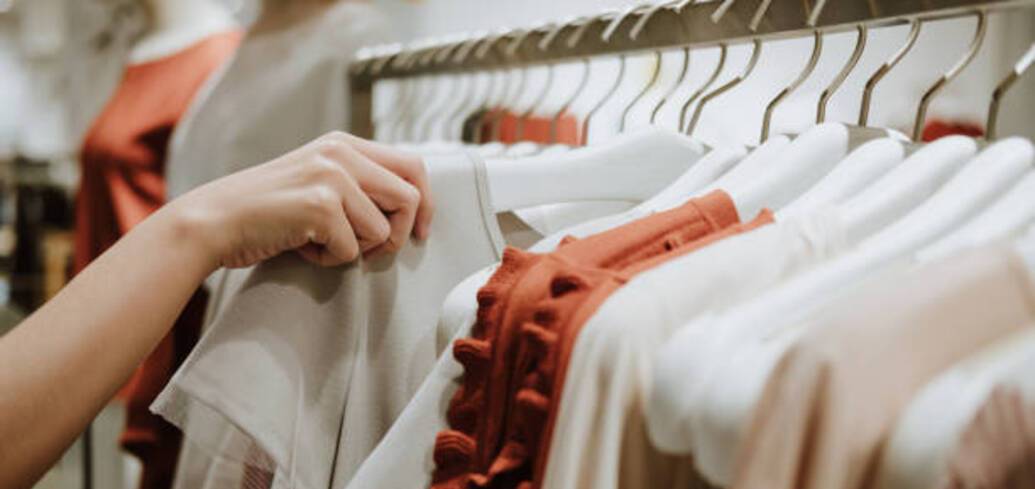 Как избавиться от неприятного запаха на одежде: 5 полезных советов