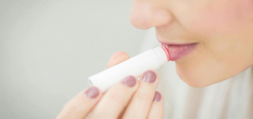 Що краще обрати для догляду за губами: олію чи бальзам