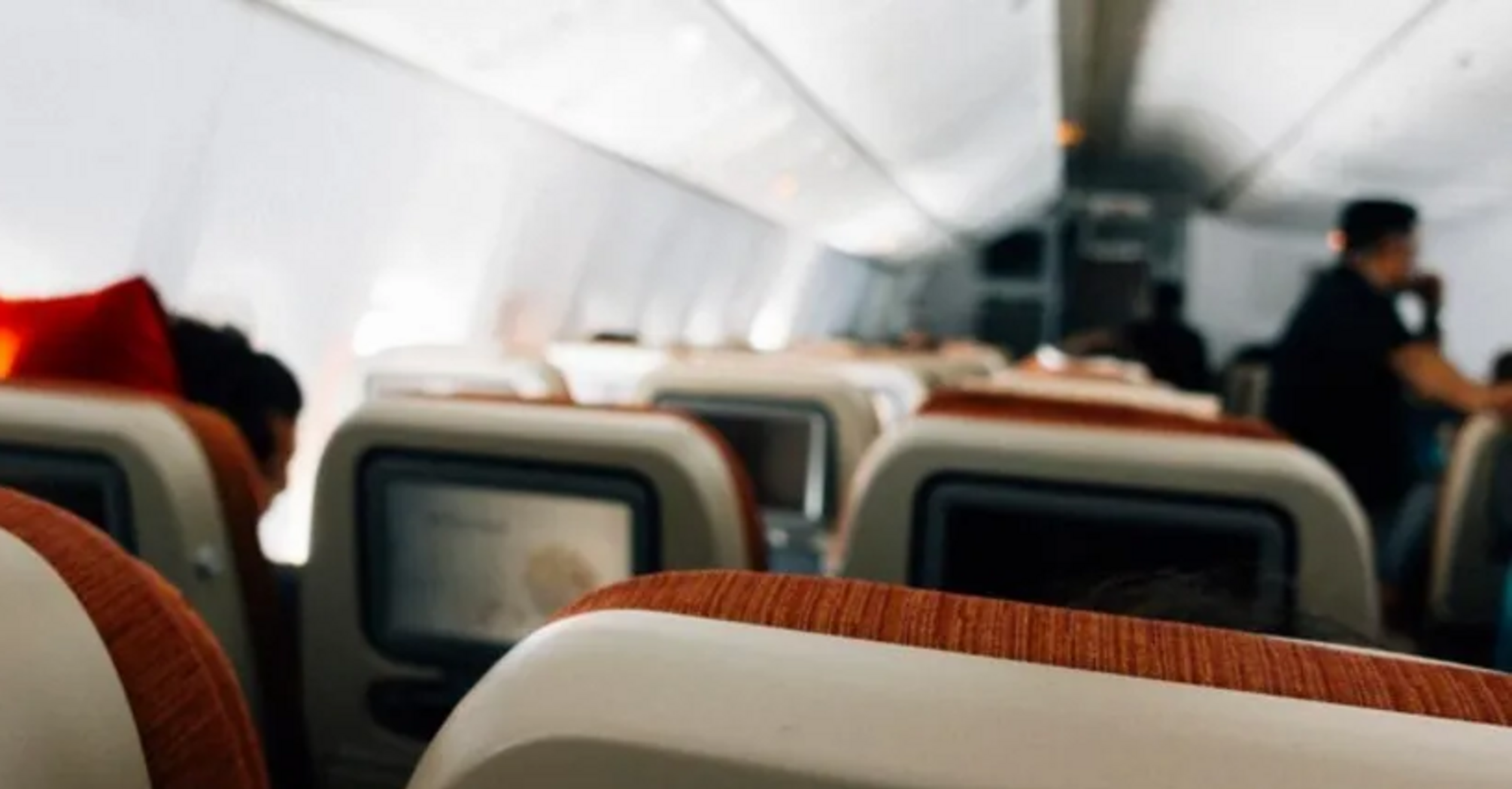 Почему пассажиров не выпускают из самолета, когда рейс задерживается: отвечает эксперт