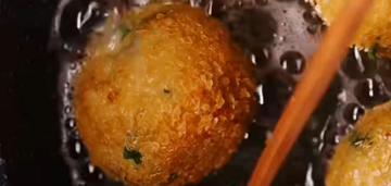 Нова смачна страва з картоплі: сирні кульки