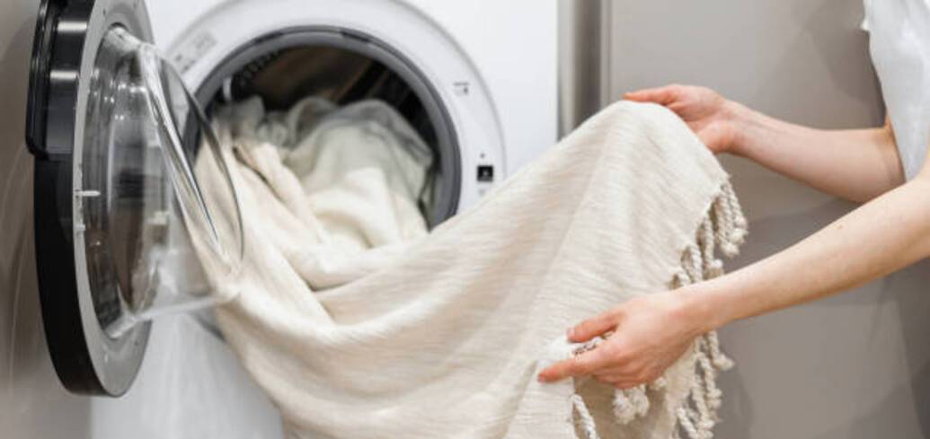 При какой температуре лучше стирать постельное белье: полезные лайфхаки