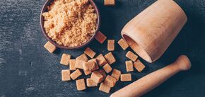 Стоит ли есть коричневый сахар: какие преимущества и минусы для здоровья