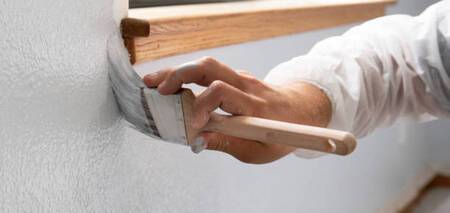 Как покрасить потолок без потеков и разводов: 3 практичных лайфхака