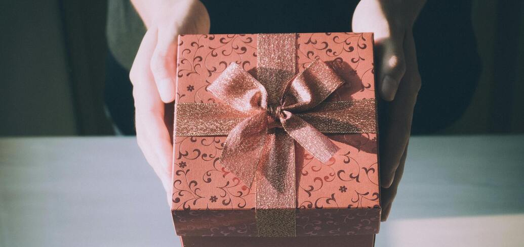 Как распознать недоброжелательный подарок: традиционные поверья